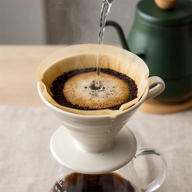Keramischer V60-Filter mit hellem Kaffeebett und langsamem Wasseraufguss